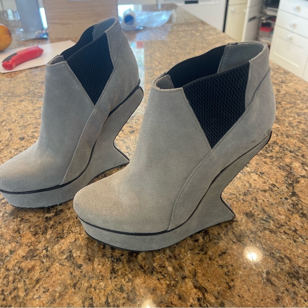 Senso diffusion grey suede heeless illusion wedge heel ankle bootie - Picture 6 of 11